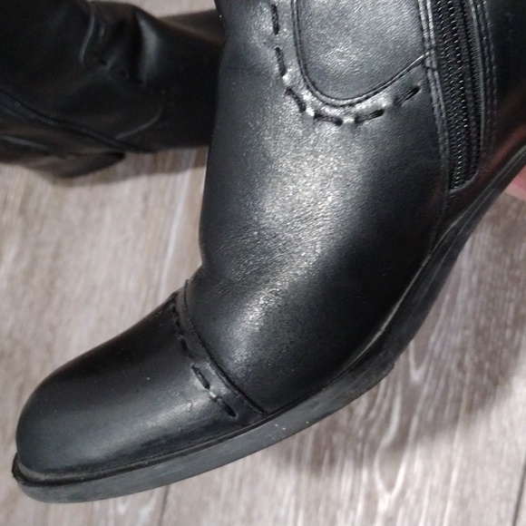 Naturalizer black leather wide stitch zip ankle boots. Size 8.5 - Picture 6 of 11